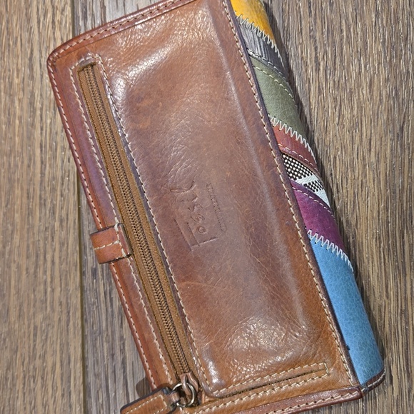 FOSSIL LEATHER MULTICOLOR WALLET. #6908 - Picture 2 of 9